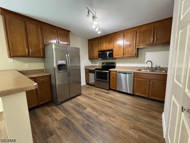 42 Burlington Ct Hamburg, NJ 07419