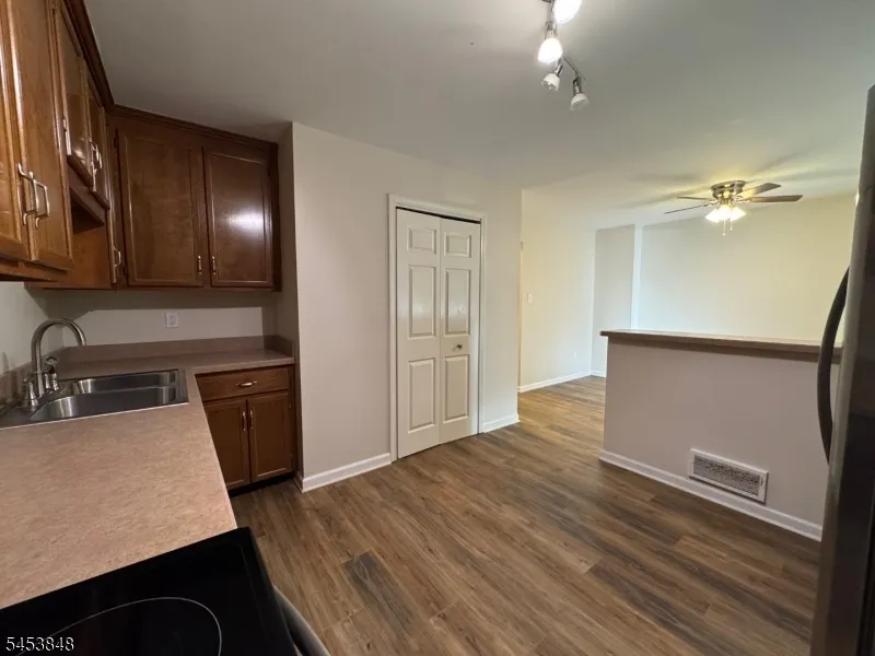 42 Burlington Ct Hamburg, NJ 07419