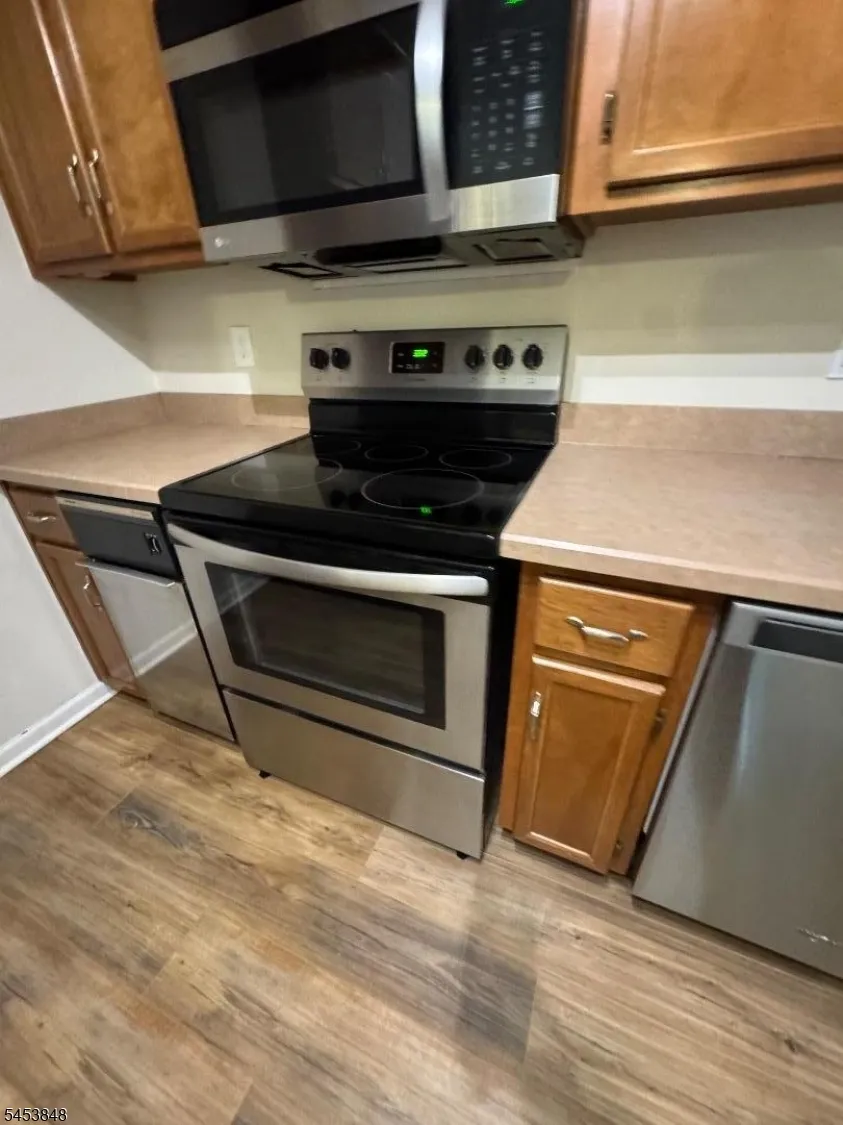 42 Burlington Ct Hamburg, NJ 07419