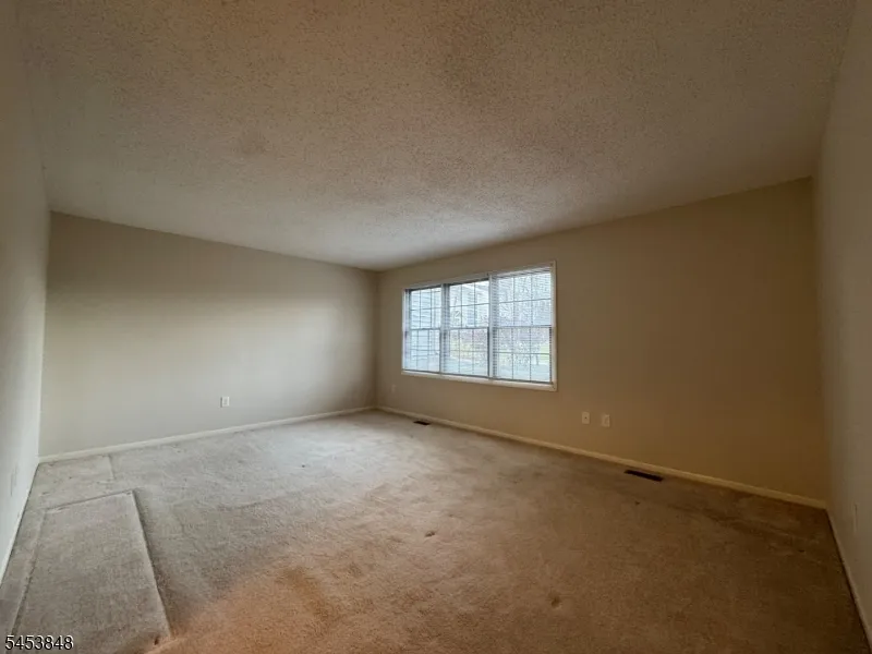 42 Burlington Ct Hamburg, NJ 07419
