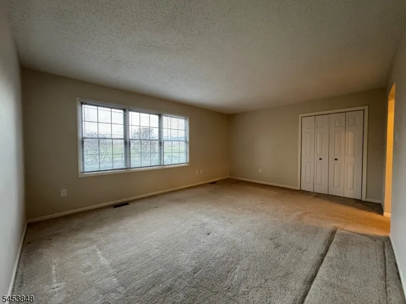42 Burlington Ct Hamburg, NJ 07419
