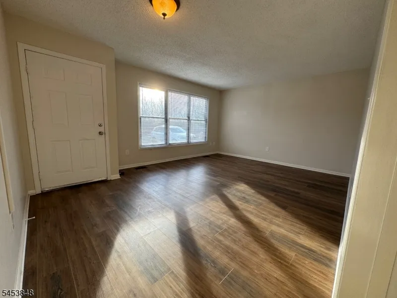 42 Burlington Ct Hamburg, NJ 07419