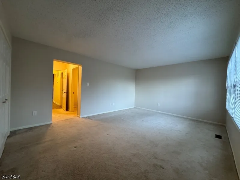 42 Burlington Ct Hamburg, NJ 07419