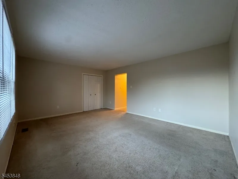 42 Burlington Ct Hamburg, NJ 07419