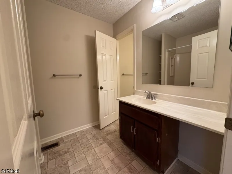 42 Burlington Ct Hamburg, NJ 07419