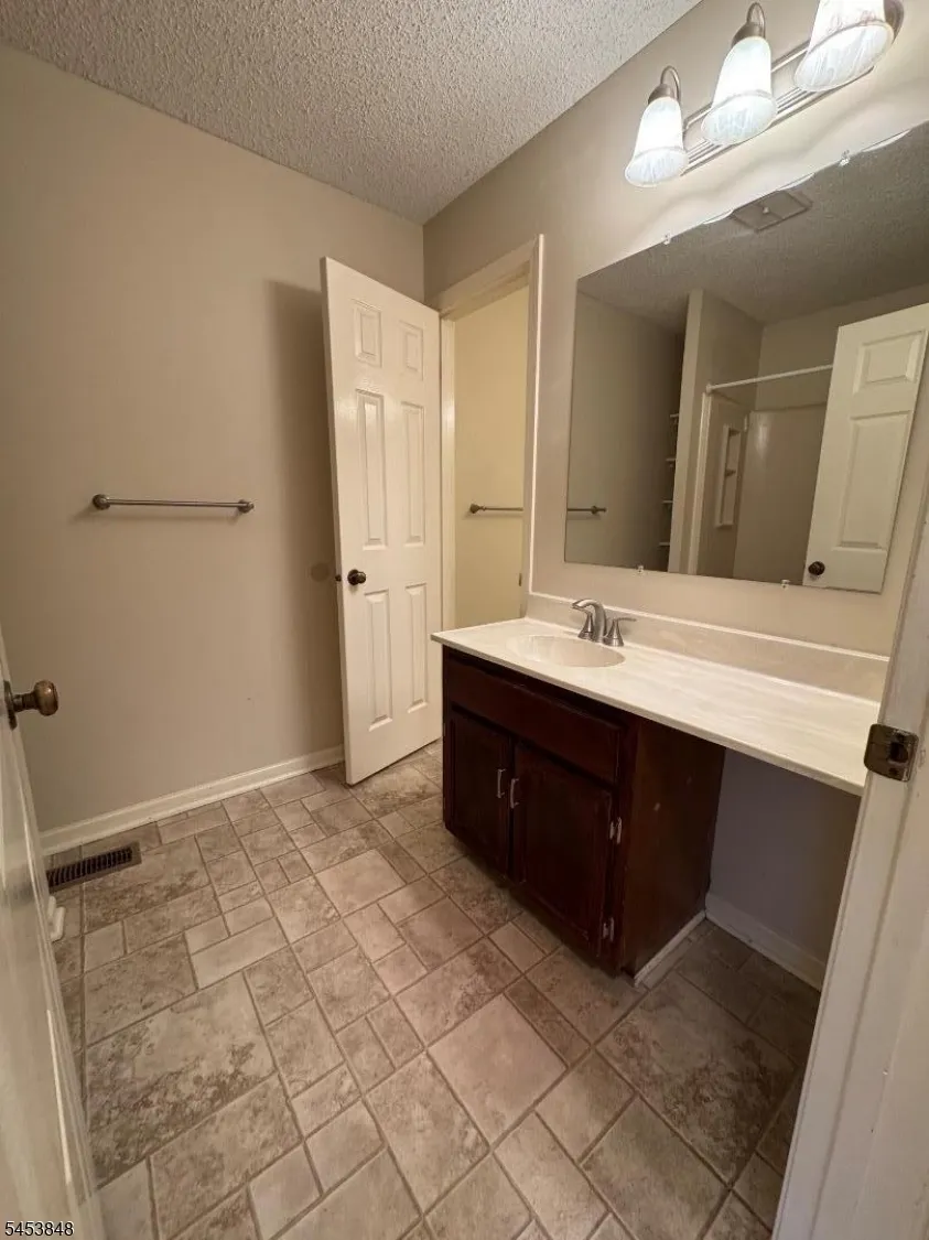 42 Burlington Ct Hamburg, NJ 07419