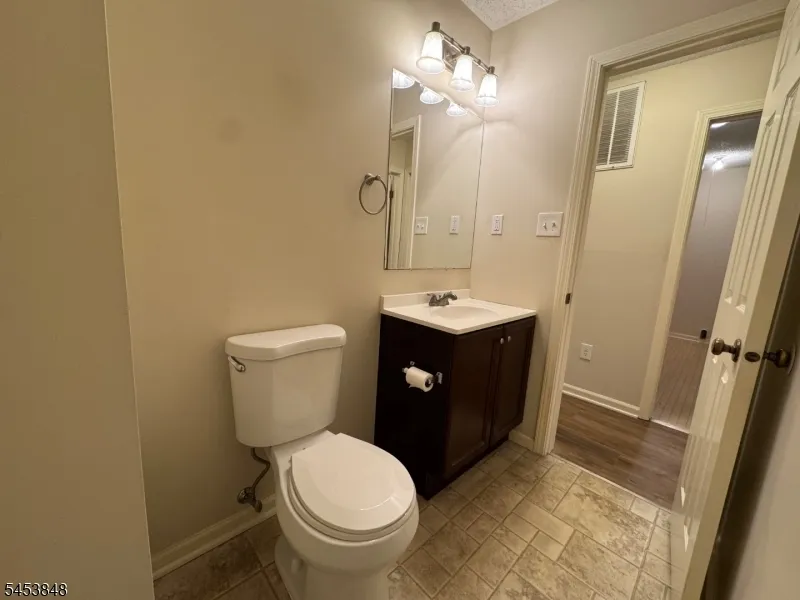 42 Burlington Ct Hamburg, NJ 07419
