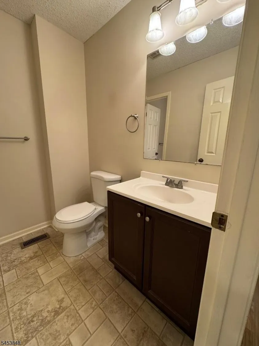 42 Burlington Ct Hamburg, NJ 07419