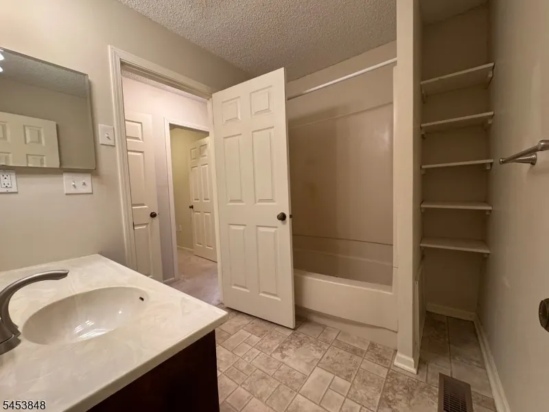 42 Burlington Ct Hamburg, NJ 07419