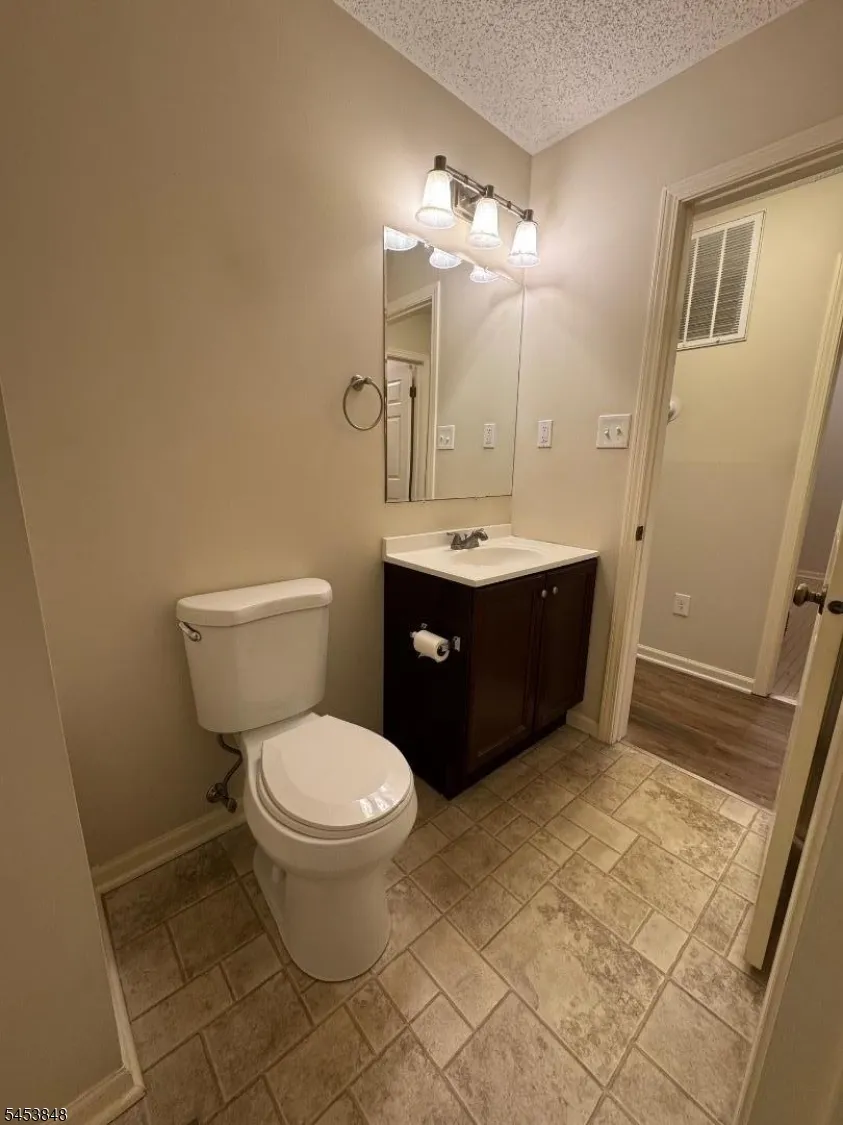 42 Burlington Ct Hamburg, NJ 07419