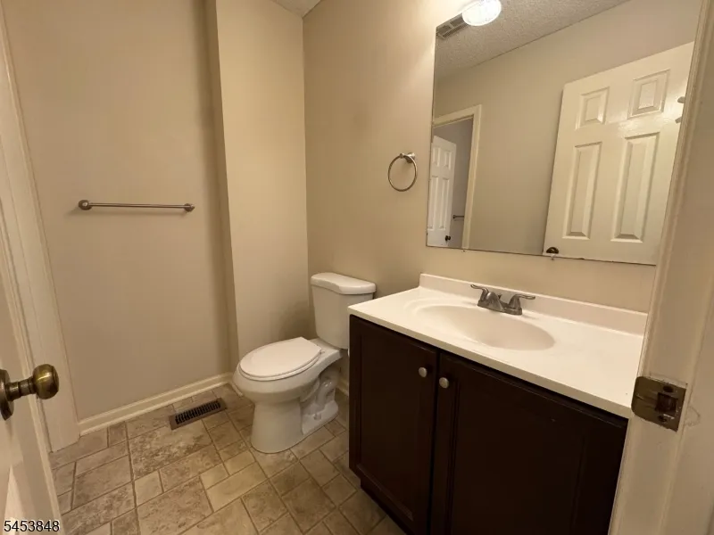 42 Burlington Ct Hamburg, NJ 07419