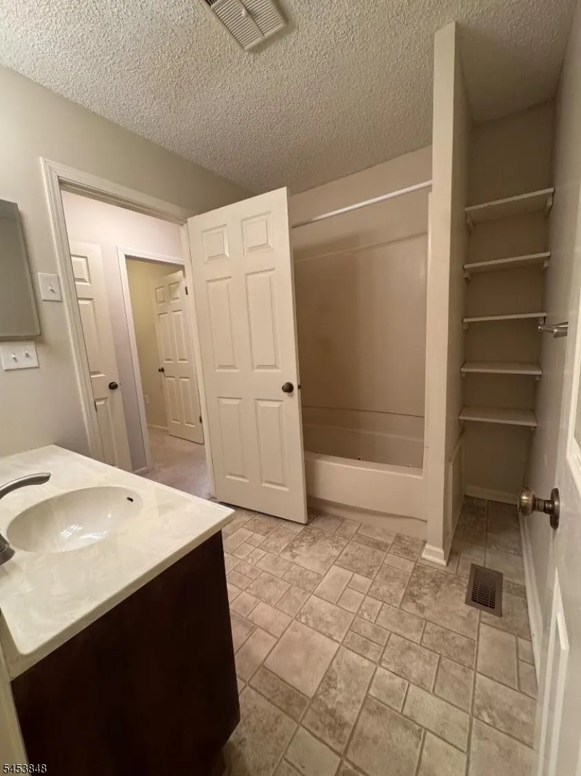 42 Burlington Ct Hamburg, NJ 07419