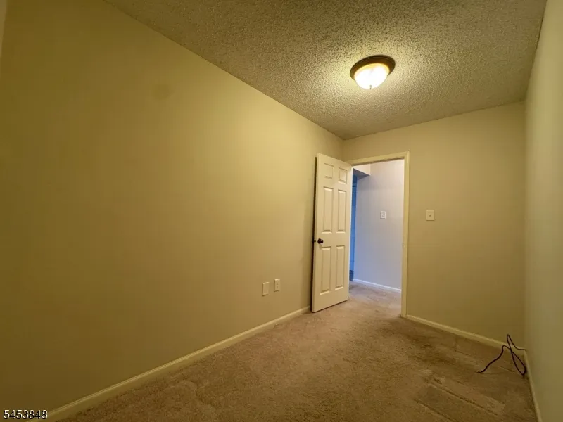42 Burlington Ct Hamburg, NJ 07419