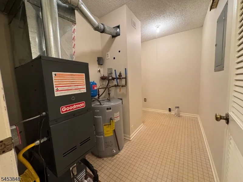 42 Burlington Ct Hamburg, NJ 07419