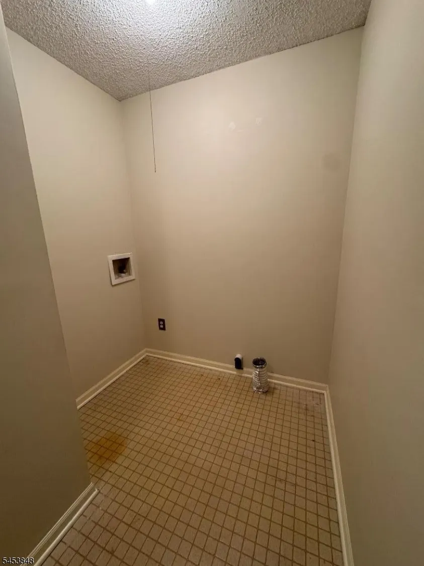 42 Burlington Ct Hamburg, NJ 07419
