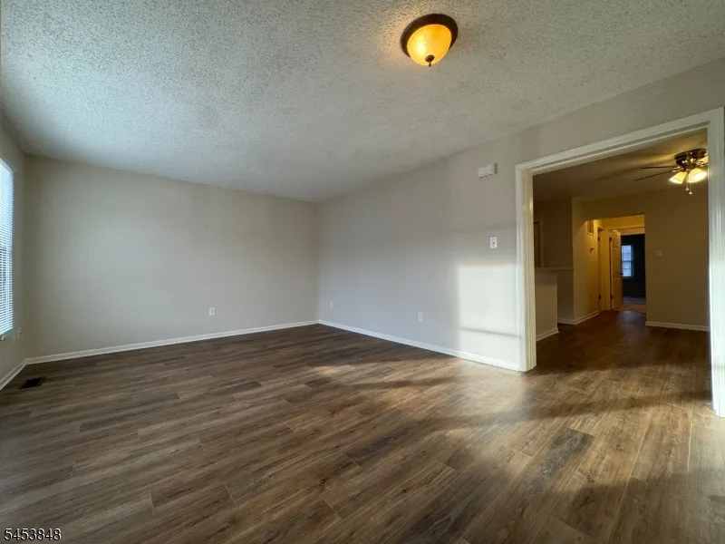 42 Burlington Ct Hamburg, NJ 07419