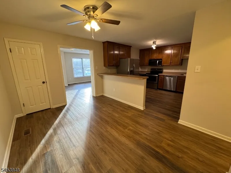 42 Burlington Ct Hamburg, NJ 07419