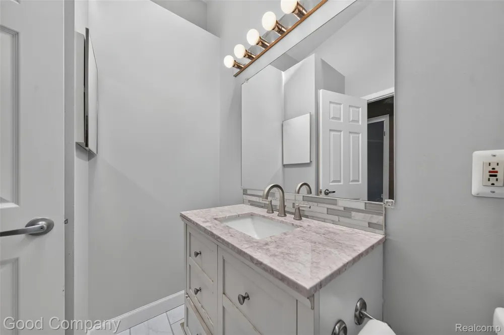 31228 Country Bluff Farmington Hills City, MI 48331
