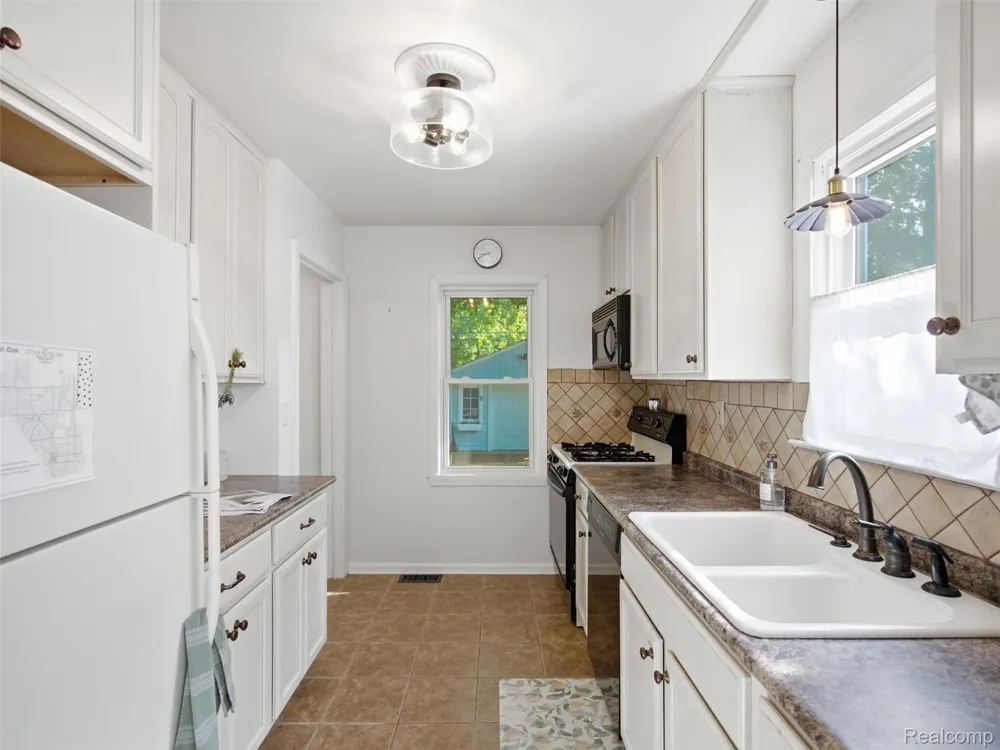 602 Dewey Street Royal Oak City, MI 48067