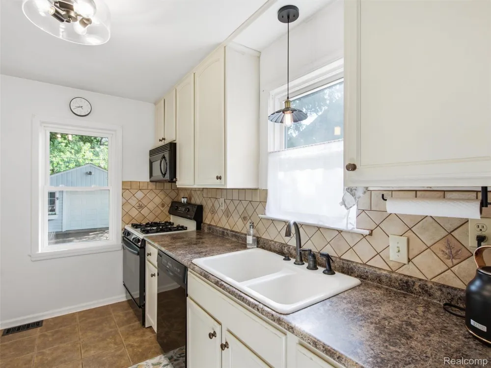 602 Dewey Street Royal Oak City, MI 48067