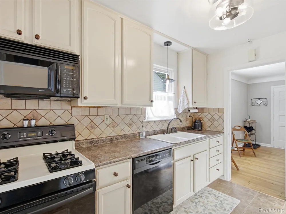 602 Dewey Street Royal Oak City, MI 48067