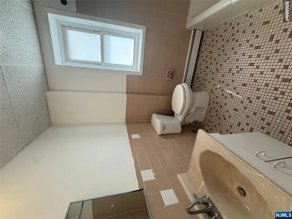 4001 Bergenline Avenue 3 Union City, NJ 07087