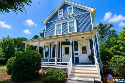 33 Maple Street