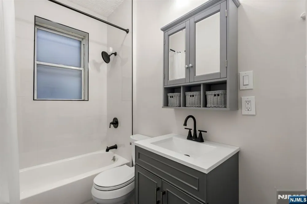 292 Claremont Avenue 2nd floor Jersey City, NJ 07305