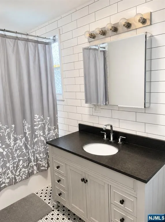 208 John Street 2 Harrison, NJ 07029