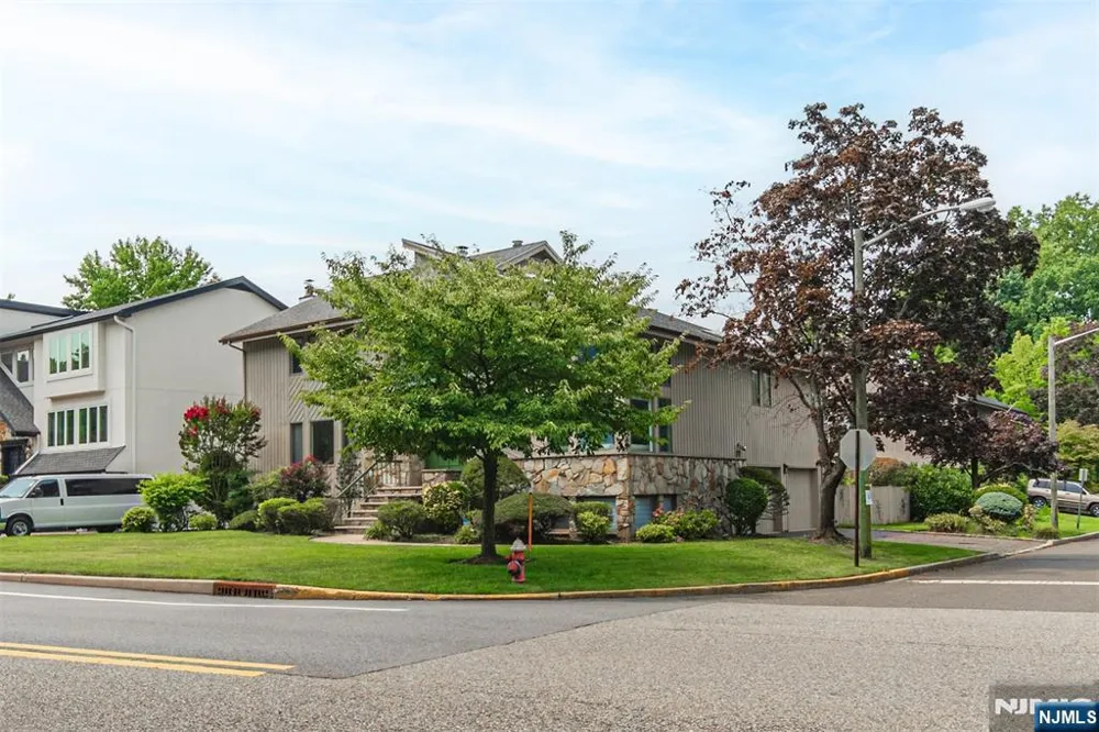 15 Hudson Terrace Englewood Cliffs, NJ 07632