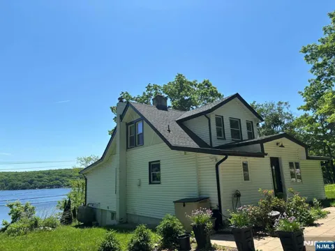 677 Warwick Turnpike