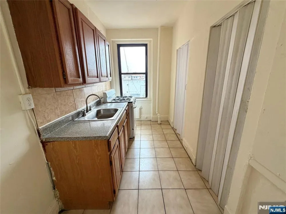 94 Munn Avenue 27 East Orange, NJ 07018