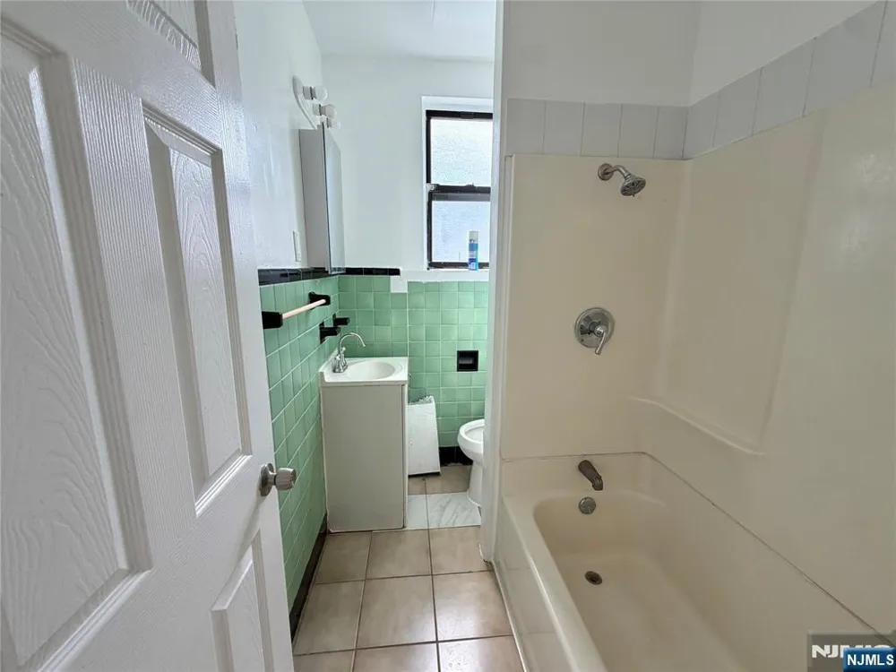 94 Munn Avenue 25 East Orange, NJ 07018