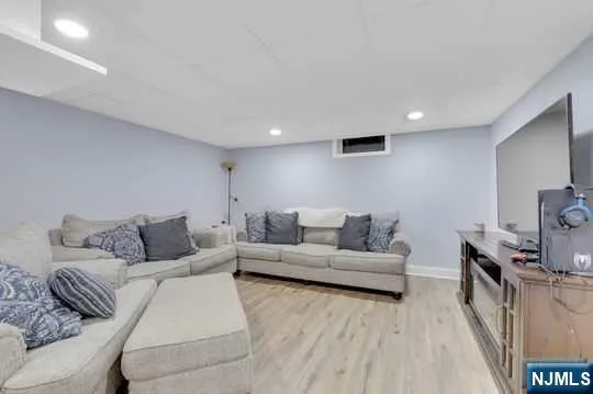 60 Ivy Place Wayne, NJ 07470