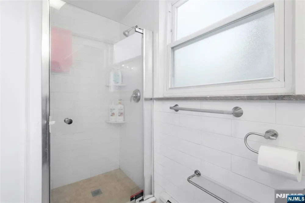558 Broad Avenue Leonia, NJ 07605