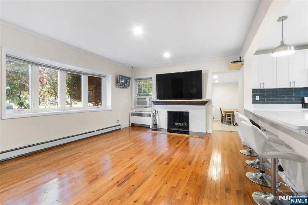 558 Broad Avenue Leonia, NJ 07605