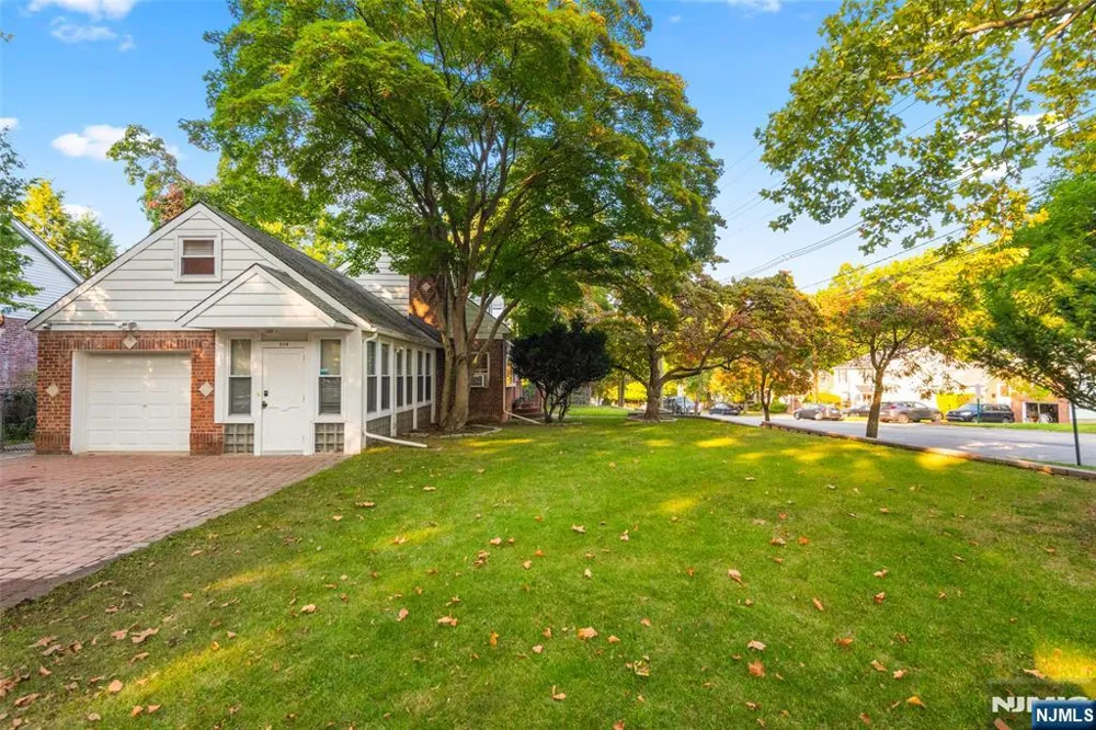 558 Broad Avenue Leonia, NJ 07605