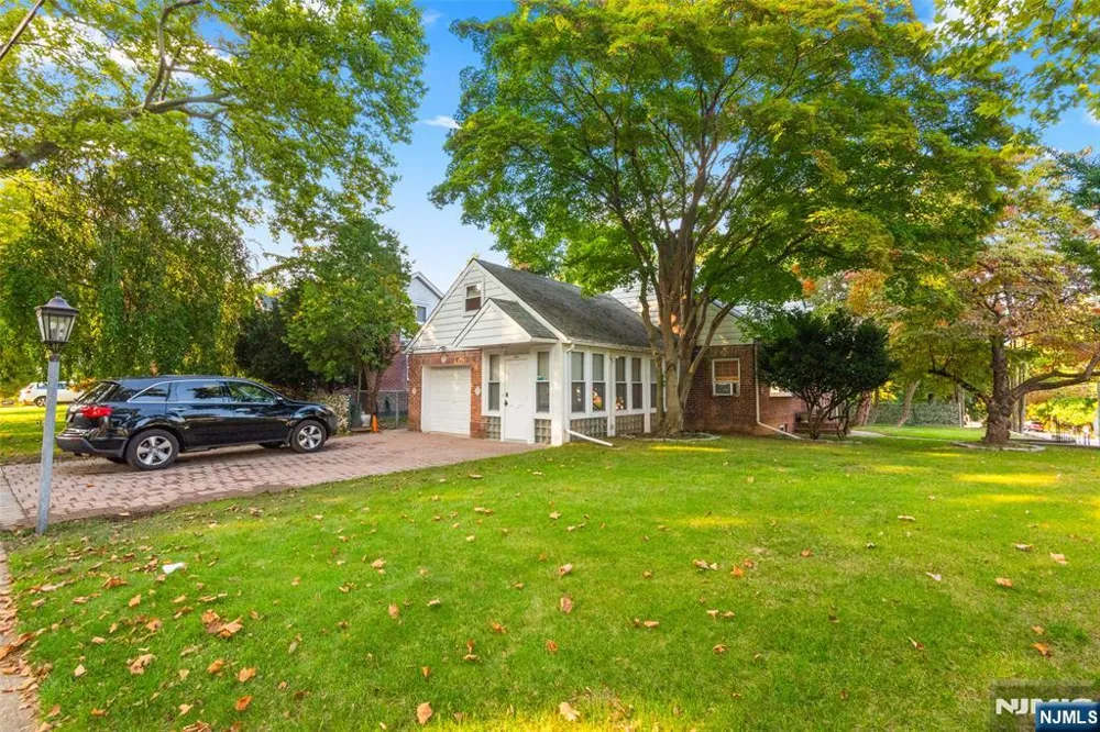 558 Broad Avenue Leonia, NJ 07605