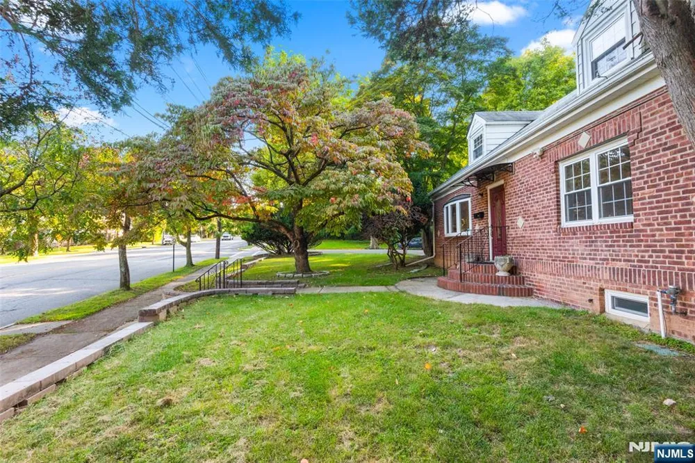 558 Broad Avenue Leonia, NJ 07605