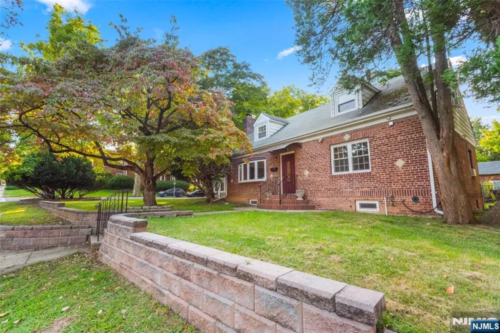 558 Broad Avenue Leonia, NJ 07605