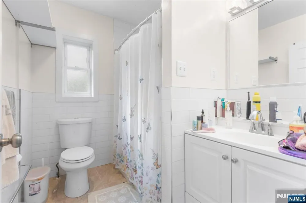 558 Broad Avenue Leonia, NJ 07605
