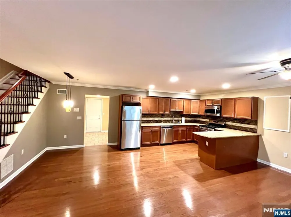 10 Terrace Avenue 9 Hasbrouck Heights, NJ 07604