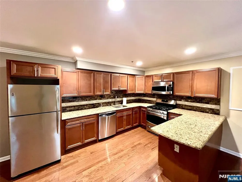 10 Terrace Avenue 9 Hasbrouck Heights, NJ 07604
