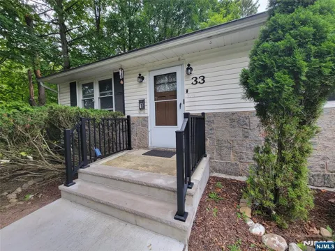 33 N Maple Avenue Apt 1 Left