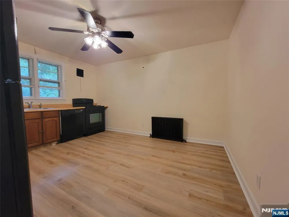 33 N Maple Avenue Apt 1 Left Park Ridge, NJ 07656