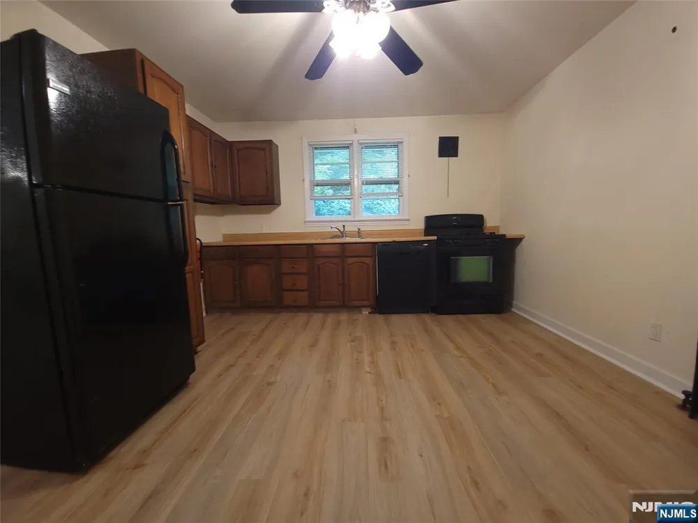 33 N Maple Avenue Apt 1 Left Park Ridge, NJ 07656