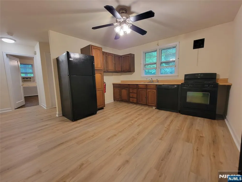 33 N Maple Avenue Apt 1 Left Park Ridge, NJ 07656