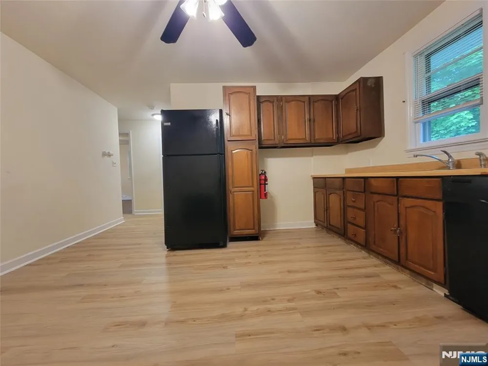 33 N Maple Avenue Apt 1 Left Park Ridge, NJ 07656