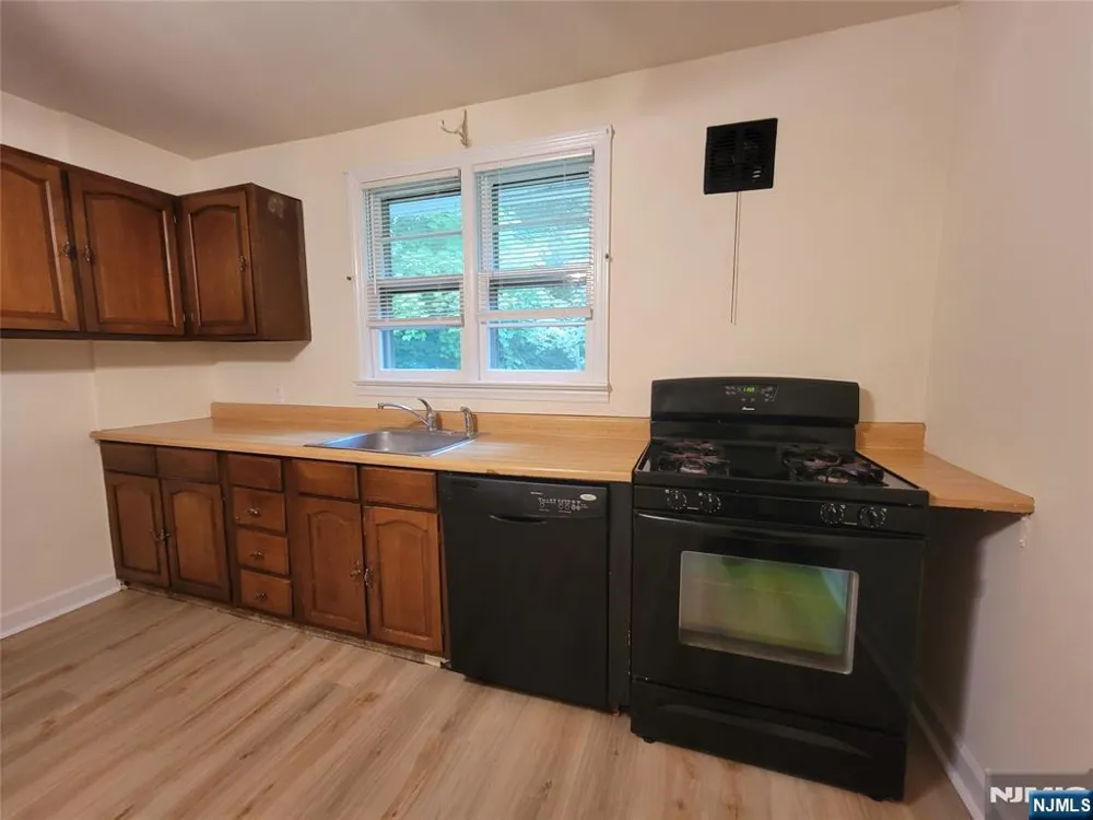 33 N Maple Avenue Apt 1 Left Park Ridge, NJ 07656
