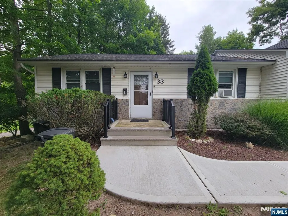 33 N Maple Avenue Apt 1 Left Park Ridge, NJ 07656